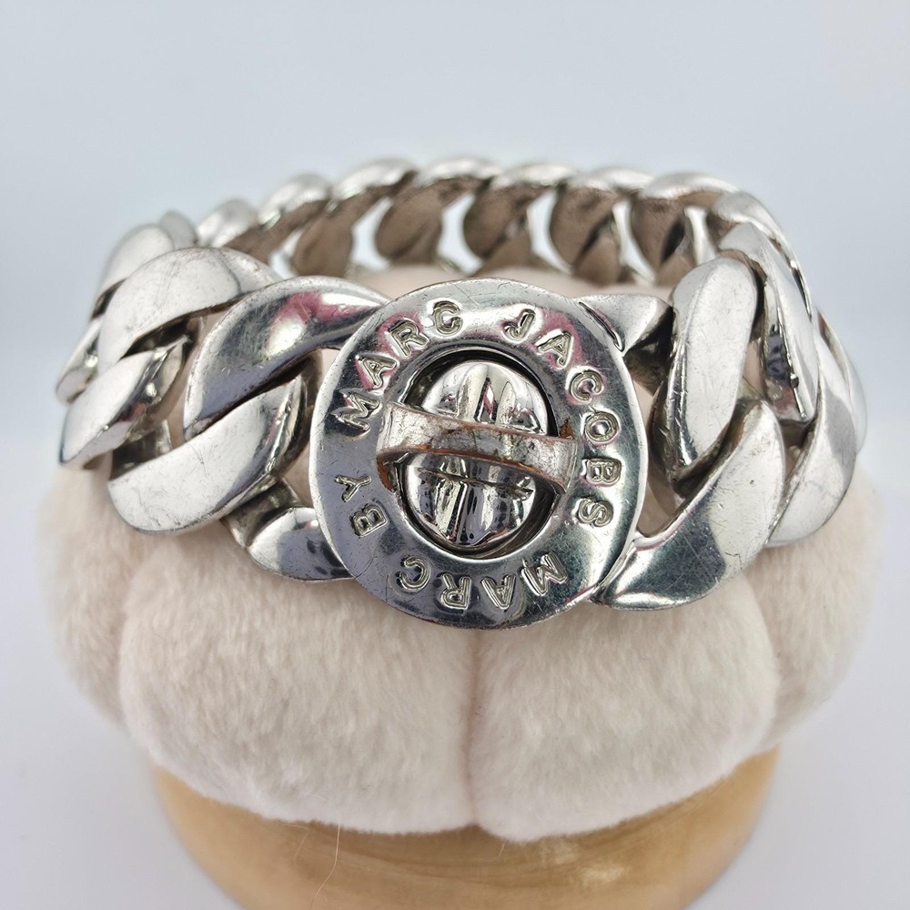 MARC JACOBS Katie Turnlock Bracelet Chunky Curb Chain Engraved Silver Tone 7"